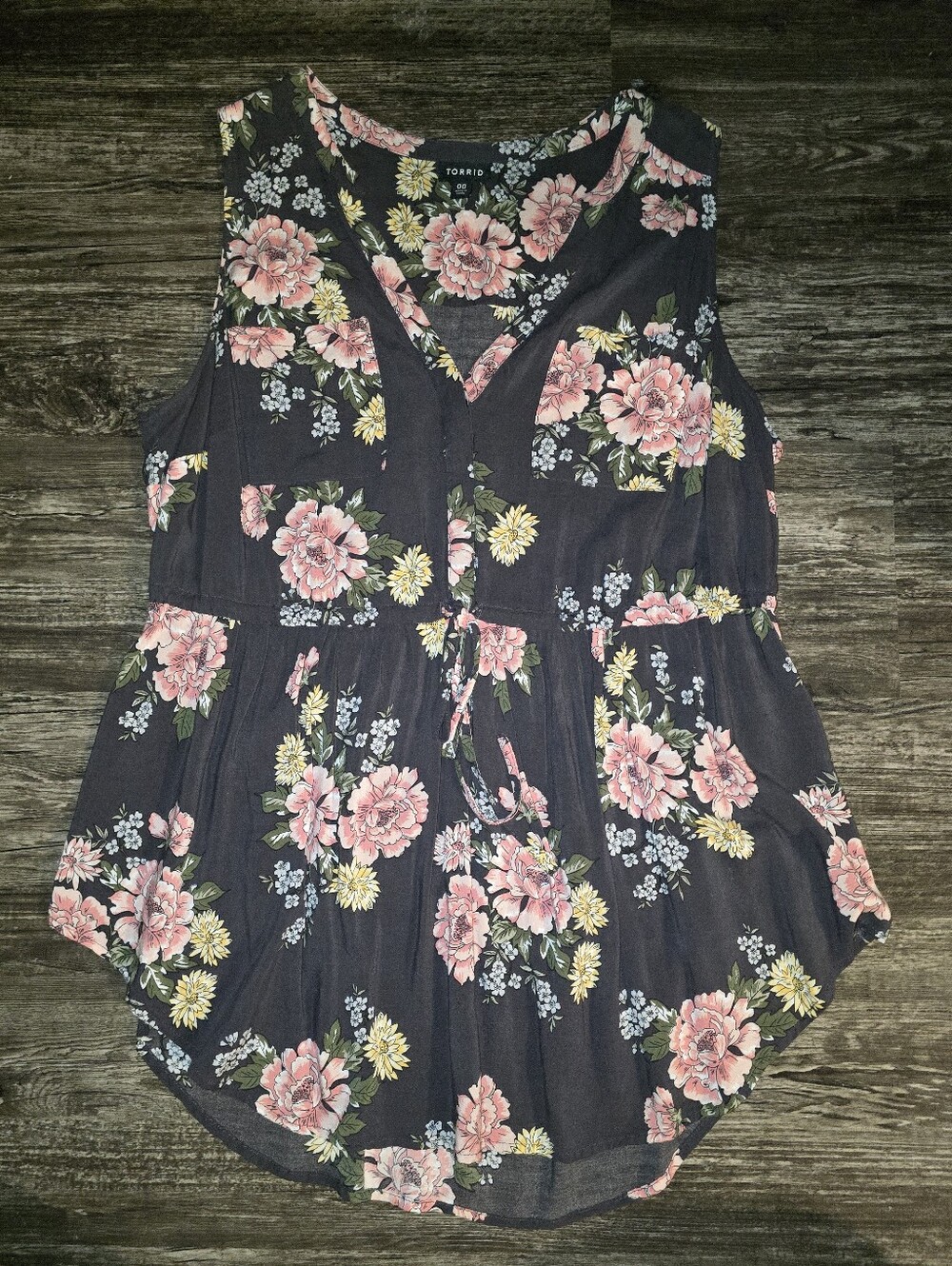 Torrid Black Floral V-Neck Sleeveless Tie-Waist Tank Top. Size 00.